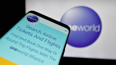Stuttgart, Almanya - 11-20-2024: Havayolları ittifakı Oneworld web sitesi ile cep telefonu iş logosu önünde ekranda. Telefon ekranının sol üst kısmına odaklan.