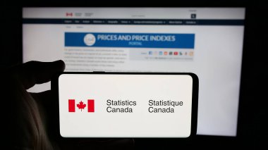 Stuttgart, Almanya - 11-20-2024: Devlet İstatistik Dairesi Kanada 'nın (StatCan) logosuna sahip cep telefonu web sayfası önünde ekranda. Telefon ekranına odaklan.