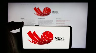 Stuttgart, Almanya - 11-20-2024: Multi-State Lottery Association (MUSL) örgütünün logosu olan cep telefonu web sayfası önünde ekranda. Telefon ekranına odaklan.