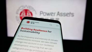Stuttgart, Almanya - 11-20-2024: Enerji şirketi Power Varsets Holding Limited 'in web sitesi olan akıllı telefon iş logosu önünde ekranda. Telefon ekranının sol üst kısmına odaklan.