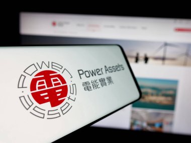 Stuttgart, Almanya - 11-20-2024: Enerji şirketi Power Oset Holding Limited 'in logosuna sahip cep telefonu web sitesinin önünde ekranda. Telefon ekranının merkez soluna odaklan.