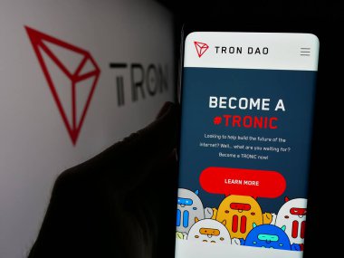 Stuttgart, Almanya - 11-20-2024: Merkezi olmayan TRON 'un web sayfası olan cep telefonu logonun önünde ekranda. Telefon ekranının merkezine odaklan.