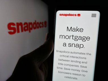 Stuttgart, Almanya - 11-18-2024: ABD 'li mortgage kapanış şirketi Snapdocs Inc.' in web sitesi olan cep telefonu logonun önünde ekranda. Telefon ekranının merkezine odaklan.
