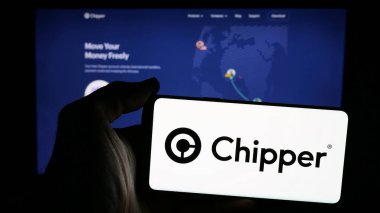 Stuttgart, Almanya - 11-18-2024: Üzerinde ABD 'li fintech şirketi Critical Ideas Inc.' in logosu olan cep telefonu sahibi kişi web sayfasının önünde. (Chipper Cash) Telefon ekranına odaklan.