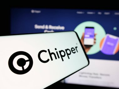 Stuttgart, Almanya - 11-18-2024: Web sitesinin önünde ekranda ABD 'li fintech şirketi Critical Ideas Inc. (Chipper Cash) logosu bulunan cep telefonu. Telefon ekranının soluna odaklan.