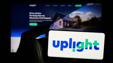 Stuttgart, Almanya - 11-18-2024: Amerikan enerji yönetim şirketi Uplight Inc. 'in logosunun bulunduğu cep telefonu web sayfası önünde ekranda. Telefon ekranına odaklan.