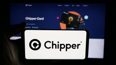 Stuttgart, Almanya - 11-18-2024: ABD 'li fintech şirketi Critical Ideas Inc.' in logosunun bulunduğu cep telefonu web sayfasının önünde. (Chipper Cash) Telefon ekranına odaklan.