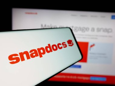 Stuttgart, Almanya - 11-18-2024: İnternet sitesinin önünde ekranda Amerikan mortgage kapanış şirketi Snapdocs Inc. 'in logosuna sahip cep telefonu. Telefon ekranının merkez soluna odaklan.