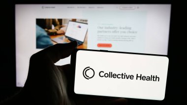 Stuttgart, Almanya - 11-15-2024: ABD 'li sağlık sigortası şirketi CollectiveHealth Inc.' in logosunun bulunduğu cep telefonu web sayfasının önünde ekranda. Telefon ekranına odaklan.