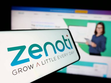 Stuttgart, Almanya - 11-15-2024: İnternet sitesinin önünde ekranda, Amerikalı güzellik salonu yazılım şirketi Soham Inc. (Zenoti) logosu bulunan akıllı telefon. Telefon ekranının soluna odaklan.