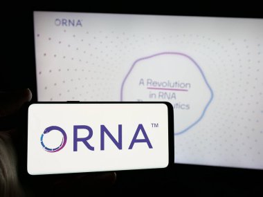 Stuttgart, Almanya - 11-15-2024: ABD 'li biyoteknoloji şirketi Orna Therapeutics Inc.' in logosunun bulunduğu cep telefonu web sayfası önünde ekranda. Telefon ekranına odaklan.