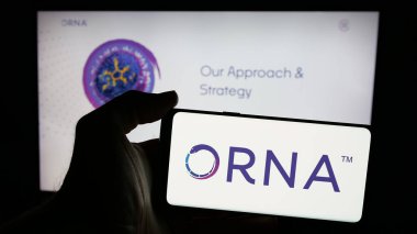 Stuttgart, Almanya - 11-15-2024: ABD 'li biyoteknoloji şirketi Orna Therapeutics Inc.' in logosunu taşıyan kişi web sitesinin önünde ekranda. Telefon ekranına odaklan.