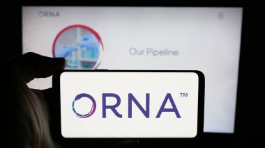 Stuttgart, Almanya - 11-15-2024: ABD 'li biyoteknoloji şirketi Orna Therapeutics Inc.' in logosunun bulunduğu cep telefonu web sayfası önünde ekranda. Telefon ekranına odaklan.