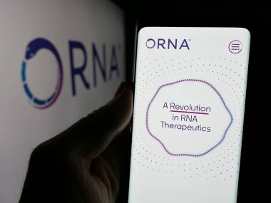 Stuttgart, Almanya - 11-15-2024: ABD 'li biyoteknoloji şirketi Orna Therapeutics Inc.' in web sayfası ile cep telefonu tutan kişi logolu ekranda. Telefon ekranının merkezine odaklan.