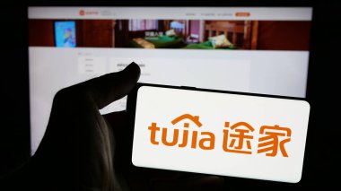 Stuttgart, Almanya - 11-15-2024: Çinli emlak şirketi Tujia 'nın logosunun bulunduğu cep telefonu web sitesinin önünde ekranda. Telefon ekranına odaklan.