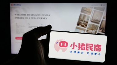 Stuttgart, Almanya - 11-15-2024: Çinli emlak platformu şirketi Xiaozhu 'nun logosunun bulunduğu cep telefonu web sitesinin önünde duruyor. Telefon ekranına odaklan.
