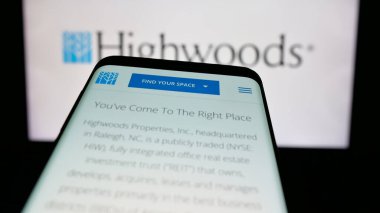 Stuttgart, Almanya - 11-26-2024: ABD 'li emlak şirketi Highwoods Properties Inc.' in web sitesiyle birlikte logo önünde cep telefonu. Telefon ekranının sol üst kısmına odaklan.