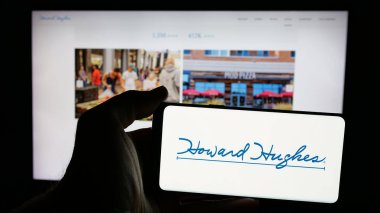 Stuttgart, Almanya - 11-26-2024: ABD 'li emlak şirketi Howard Hughes Holding Inc.' in logosunun bulunduğu cep telefonu web sayfasının önünde ekranda. Telefon ekranına odaklan.