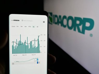 Stuttgart, Almanya - 11-26-2024: ABD 'li elektrik şirketi IDACORP Inc.' in web sitesi olan cep telefonu logosu önünde ekranda. Telefon ekranının merkezine odaklan.