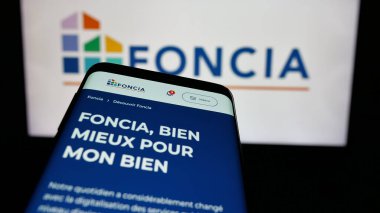 Stuttgart, Almanya - 11-26-2024: Fransız emlak şirketi Foncia SAS 'ın web sitesi ile cep telefonu iş logosu önünde ekranda. Telefon ekranının sol üst kısmına odaklan.