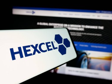 Stuttgart, Almanya - 11-26-2024: Amerikan malzeme şirketi Hexcel Corporation 'ın logosunun bulunduğu cep telefonu web sitesinin önünde ekranda. Telefon ekranının merkez soluna odaklan.