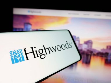 Stuttgart, Almanya - 11-26-2024: Web sitesinin önünde ekranda, ABD 'li emlak şirketi Highwoods Properties Inc.' in logosuna sahip cep telefonu. Telefon ekranının merkez soluna odaklan.
