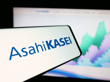 Stuttgart, Almanya - 11-27-2024: Japon kimya şirketi Asahi Kasei Corporation 'ın logosuna sahip cep telefonu web sitesinin önünde ekranda. Telefon ekranının merkezine odaklan.