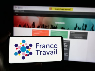 Stuttgart, Almanya - 11-27-2024: Fransız devlet dairesi France Travail 'in logosunu taşıyan kişi web sitesinin önünde ekranda. Telefon ekranına odaklan.