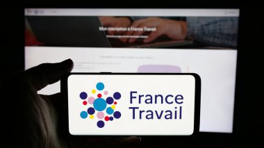 Stuttgart, Almanya - 11-27-2024: Fransız devlet dairesi France Travail 'in logosunun bulunduğu cep telefonu web sayfası önünde ekranda. Telefon ekranına odaklan.