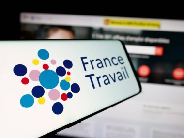 Stuttgart, Almanya - 11-27-2024: Fransız devlet dairesi France Travail 'in logosunun yer aldığı cep telefonu web sitesinin önünde ekranda. Telefon ekranının soluna odaklan.