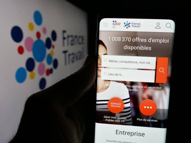 Stuttgart, Almanya - 11-27-2024: Fransız devlet dairesi France Travail 'in internet sayfası olan cep telefonu logonun önünde ekranda. Telefon ekranının merkezine odaklan.