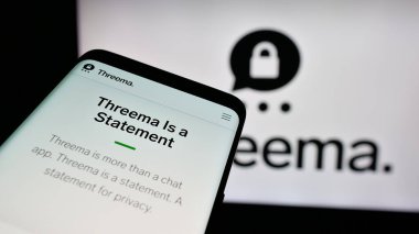 Stuttgart, Almanya - 11-27-2024: İş logosu önünde ekranda hazır mesajlaşma uygulaması şirketi Threema GmbH 'in web sitesi bulunan cep telefonu. Telefon ekranının sol üst kısmına odaklan.