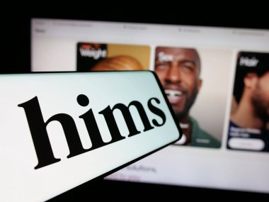 Stuttgart, Almanya - 11-27-2024: İnternet sitesi önünde ekranda ABD 'li Telehealth şirketi Hims and Hers Health Inc.' in logosuna sahip cep telefonu. Telefon ekranının merkez soluna odaklan.
