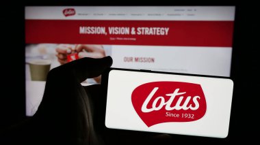 Stuttgart, Almanya - 11-27-2024: Belçikalı abur cubur şirketi Lotus Fırın NV 'nin logosunun bulunduğu cep telefonu web sitesinin önünde ekranda. Telefon ekranına odaklan.