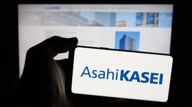 Stuttgart, Almanya - 11-27-2024: Japon kimya şirketi Asahi Kasei Corporation 'ın logosunun bulunduğu cep telefonu web sayfası önünde ekranda. Telefon ekranına odaklan.