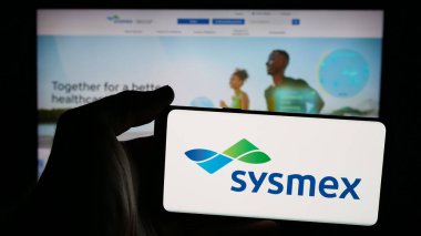 Stuttgart, Almanya - 11-28-2024: Japon sağlık şirketi Sysmex Corporation 'ın logosunun bulunduğu cep telefonu web sayfasının önünde ekranda. Telefon ekranına odaklan.