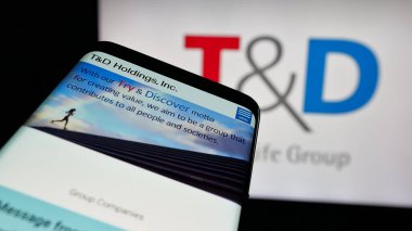 Stuttgart, Almanya - 11-28-2024: Japon sigorta şirketi TD Holding 'in web sitesinin bulunduğu cep telefonu iş logosu önünde ekranda. Telefon ekranının sol üst kısmına odaklan.