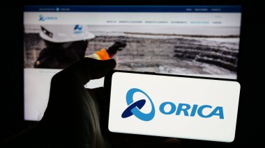 Stuttgart, Almanya - 11-28-2024: Avustralyalı patlayıcı şirketi Orica Limited 'in logosuna sahip cep telefonu sahibi kişi iş sayfasının önünde ekranda görülüyor. Telefon ekranına odaklan.