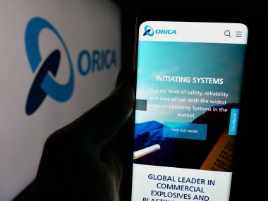 Stuttgart, Almanya - 11-28-2024: Avustralyalı patlayıcı şirketi Orica Limited 'in internet sayfası olan cep telefonu logosu önünde ekranda. Telefon ekranının merkezine odaklan.