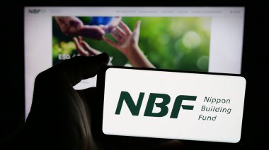 Stuttgart, Almanya - 11-28-2024: Japon firması Nippon Building Fund Inc. (NBF) 'nin logosunun bulunduğu cep telefonu web sayfası önünde duruyor. Telefon ekranına odaklan.