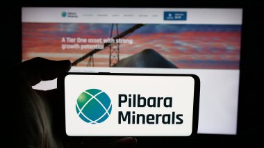 Stuttgart, Almanya - 11-28-2024: Avustralyalı maden şirketi Pilbara Minerals Limited 'in logosunun bulunduğu cep telefonu web sayfası önünde ekranda. Telefon ekranına odaklan.