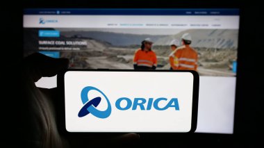 Stuttgart, Almanya - 11-28-2024: Avustralyalı patlayıcı şirketi Orica Limited 'in logosuyla cep telefonu sahibi kişi iş sayfasının önünde ekranda. Telefon ekranına odaklan.