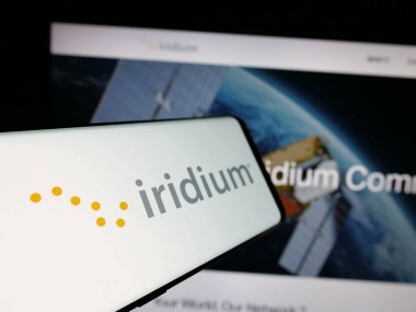 Stuttgart, Almanya - 11-28-2024: ABD 'li uydu şirketi Iridium Communications Inc.' in logosunu içeren cep telefonu web sitesinin önünde ekranda. Telefon ekranının merkez soluna odaklan.