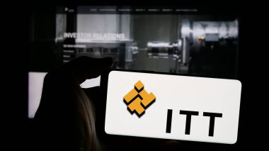 Stuttgart, Almanya - 11-28-2024: Amerikan endüstriyel üretim şirketi ITT Inc. 'in logosunun bulunduğu cep telefonu web sayfasının önünde. Telefon ekranına odaklan.