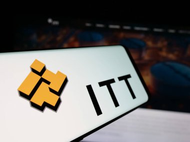 Stuttgart, Almanya - 11-28-2024: Ticari web sitesi önünde ekranda Amerikan endüstriyel üretim şirketi ITT Inc. 'in logosuna sahip akıllı telefon. Telefon ekranının soluna odaklan.