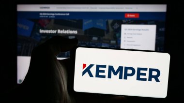 Stuttgart, Almanya - 11-28-2024: Amerikan sigorta şirketi Kemper Corporation 'ın logosunun bulunduğu cep telefonu web sayfasının önünde ekranda. Telefon ekranına odaklan.