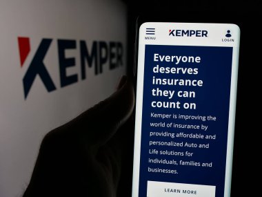 Stuttgart, Almanya - 11-28-2024: ABD 'li sigorta şirketi Kemper Corporation' ın web sayfası ile akıllı telefon sahibi kişi logonun önünde ekranda. Telefon ekranının merkezine odaklan.