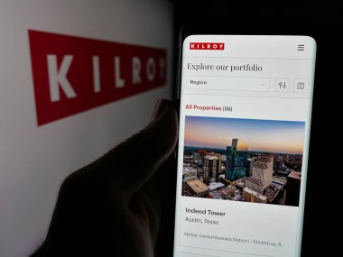 Stuttgart, Almanya - 11-28-2024: ABD 'li emlak şirketi Kilroy Realty Corporation' ın web sayfası ve logosu olan kişi. Telefon ekranının merkezine odaklan.