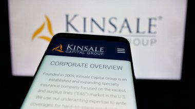 Stuttgart, Almanya - 11-28-2024: Amerikan sigorta şirketi Kinsale Capital Group Inc. 'nin web sitesi ile birlikte cep telefonu iş logosu önünde ekranda. Telefon ekranının sol üst kısmına odaklan.