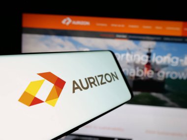 Stuttgart, Almanya - 11-28-2024: Avustralyalı yük şirketi Aurizon Holding Limited 'in logosuna sahip cep telefonu web sitesinin önünde ekranda. Telefon ekranının merkez soluna odaklan.